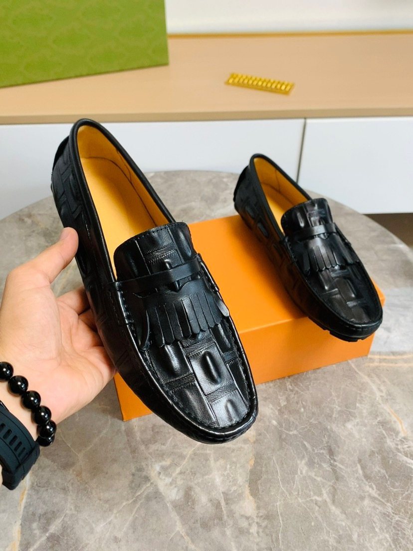 Men’s Black Tasseled Loafers — model