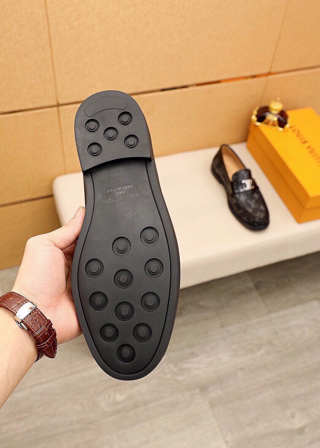 微商相册测试鞋子-Louis Vuitton Monogram Buckle Loafers — model